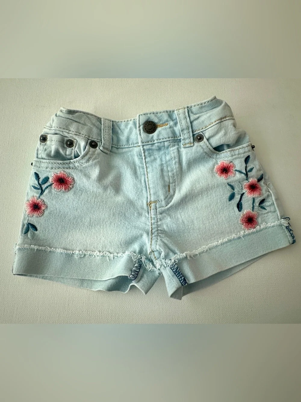 Lucky Brand girl’s riley Short light wash denim Embroidered floral. Size 4